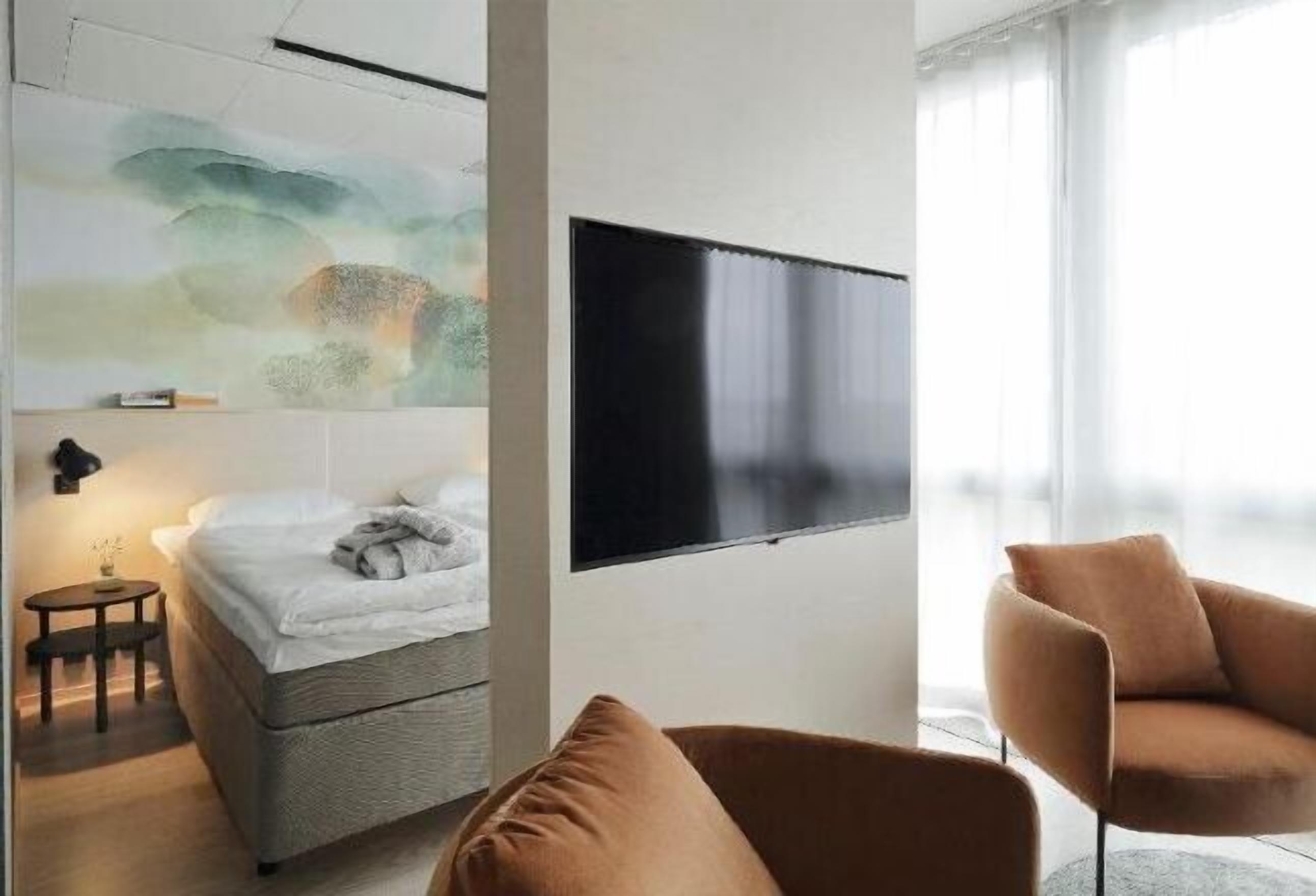 Ropa de cama hipoalergénica y caja de seguridad en la habitación 