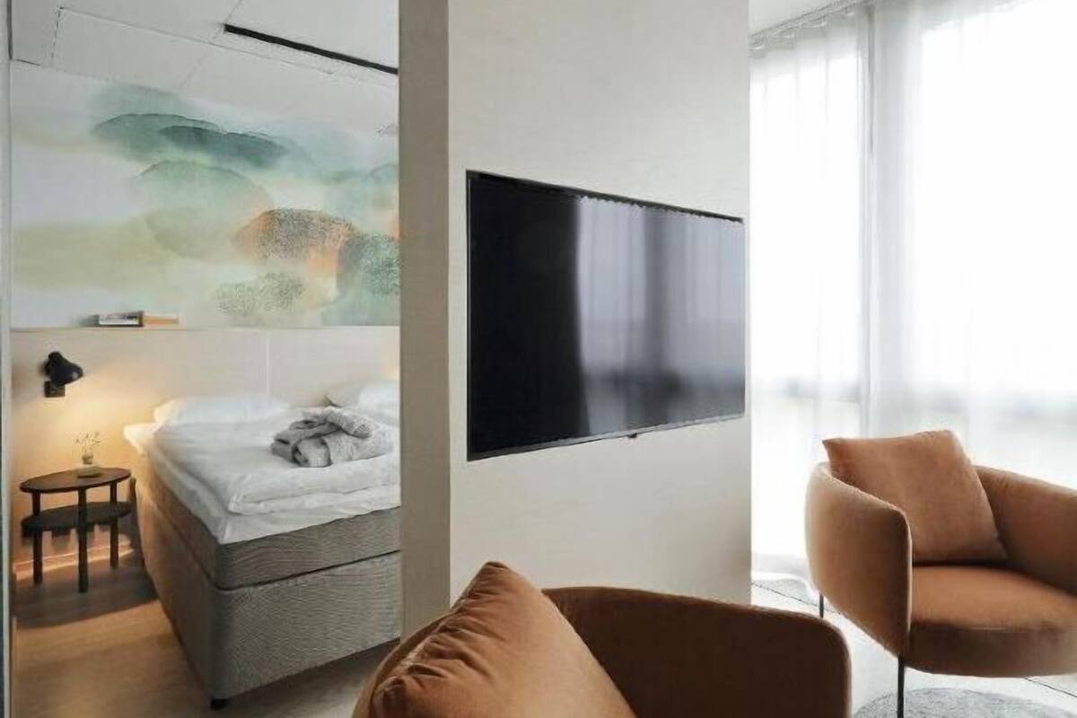 Ropa de cama hipoalergénica y caja de seguridad en la habitación