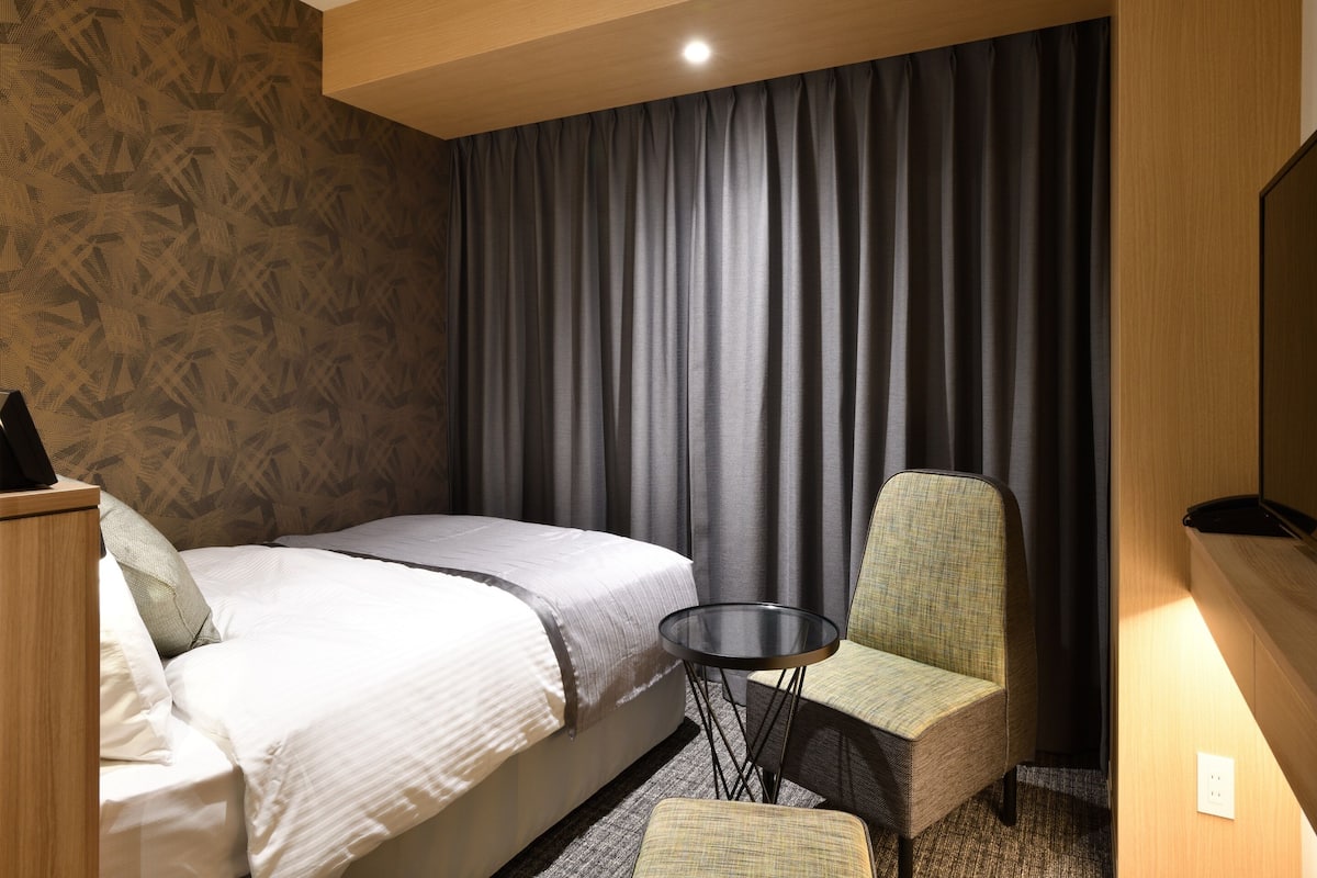 1 bedroom, desk, free wifi, bed sheets