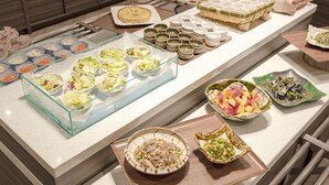 Un buffet proposant divers plats et accompagnements.