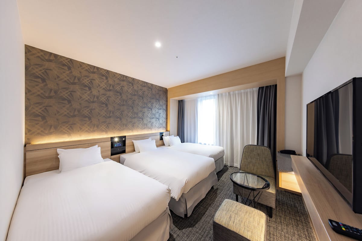Standard Triple Room | Desk, WiFi (free), bed sheets