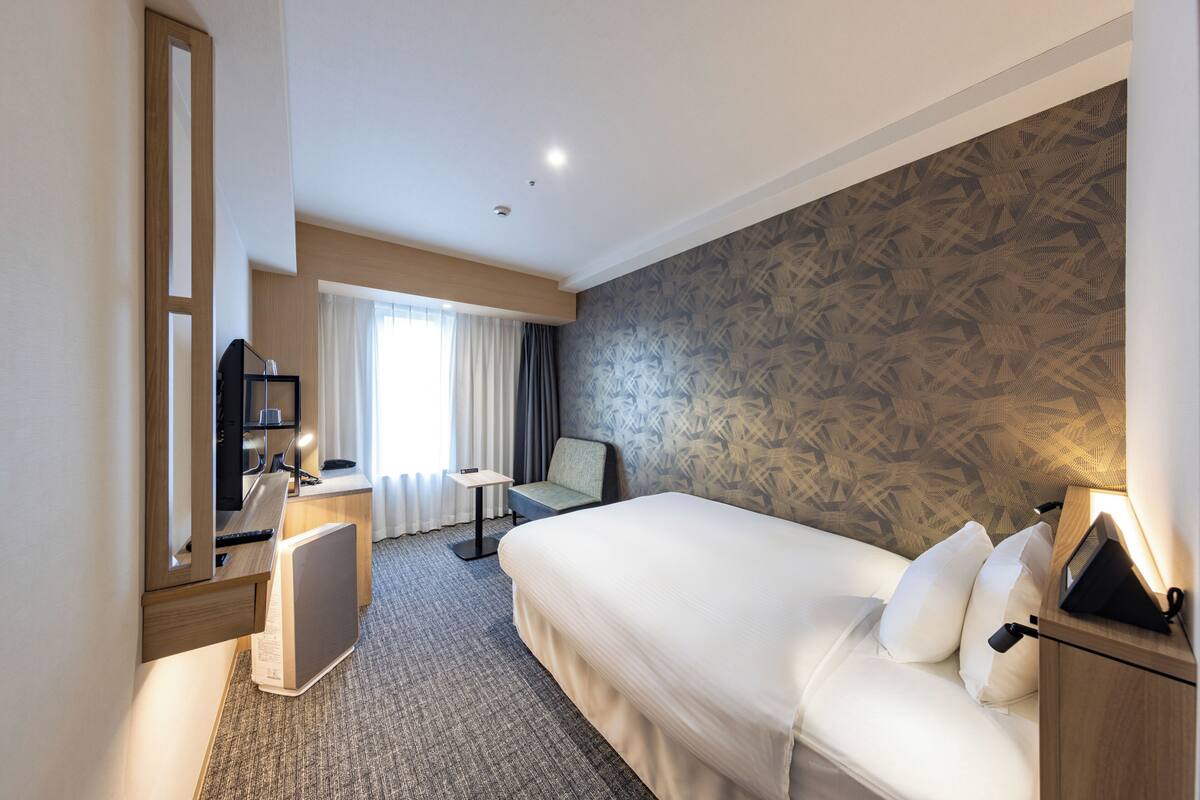 Desk, WiFi (free), bed sheets