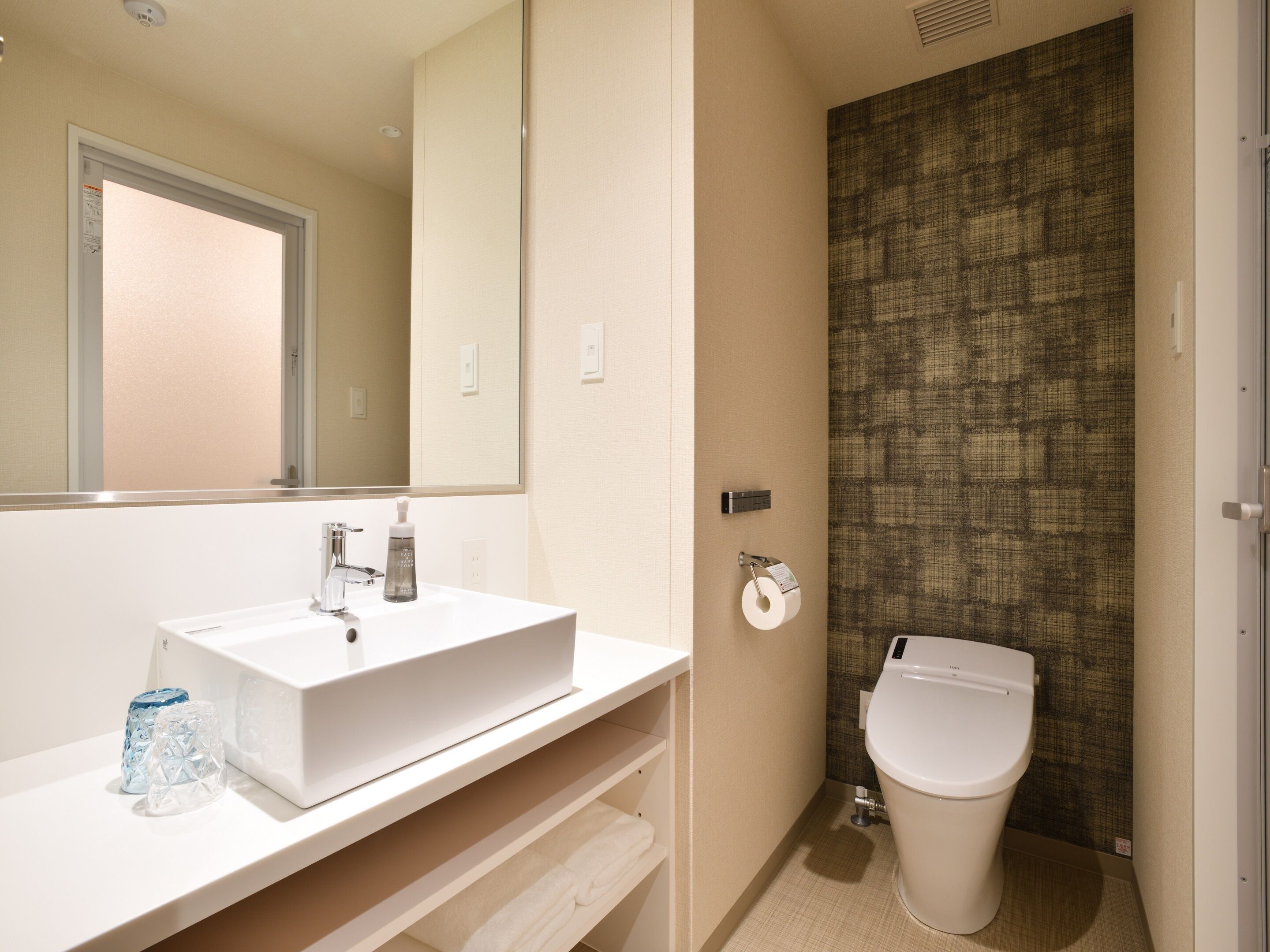 combined shower/bathtub, free toiletries, hair dryer, slippers