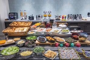 Un buffet proposant une variété de plats et de boissons.