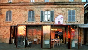 A restaurant with a brick facade, large glass windows, and outdoor seating. - BR1 Cibo & Benessere (Montesilvano)
