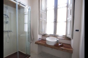Quarto casal luxo (Bella Addormentata) | Banheiro | Produtos de toalete grátis, secador de cabelo, roupões de banho 