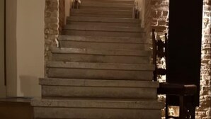 A staircase leading to a higher floor, with a doormat at the bottom reading "BR CIBO/VINO/ARTE". - BR1 Cibo & Benessere (Montesilvano)