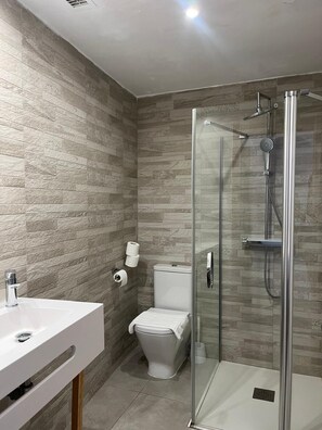 Dreibettzimmer | Badezimmer | Dusche, kostenlose Toilettenartikel, Haartrockner, Handtücher
