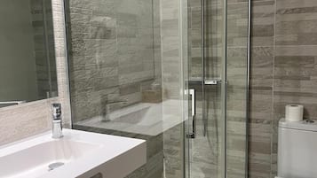 Familieværelse | Badeværelse | Bruser, gratis toiletartikler, hårtørrer, håndklæder