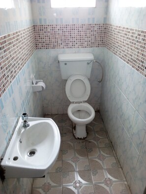 Shower, free toiletries, slippers, towels - Chartered Guest House (Ruiru)
