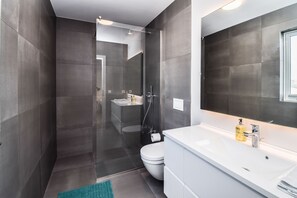 Luxury Apartment, 2 Bedrooms | Bathroom | Hair dryer, towels, soap, toilet paper - Luxury Penthouse F8 (Reykjavik)