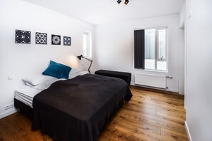 2 bedrooms, laptop workspace, cots/infant beds, free WiFi - Luxury Penthouse F8 (Reykjavik)