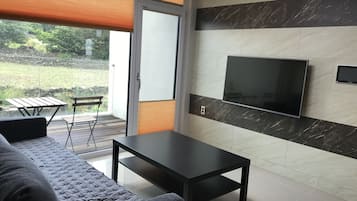 Maison mitoyenne Premium, 2 chambres, vue jardin | Salle de séjour | Télévision LED de 50 pouces avec chaînes par câble, télévision, jouets