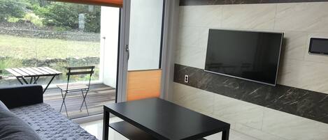 Casa adossada prèmium, 2 dormitoris, vistes al jardí | Sala d'estar | Televisor LED de 50 polzades amb canals per cable, televisor i joguines