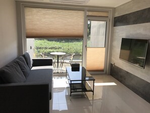 プレミアム タウンホーム 2 ベッドルーム テラス マウンテンビュー (Terraced resort pension with deck) | リビング エリア | 50 インチのLED テレビ (ケーブル放送視聴可)、テレビ、おもちゃ