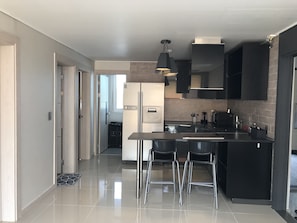 Casa de ciudad Premium, 2 habitaciones, vista a la montaña (Terraced resort pension with outdoor) | Cocina privada | Refrigerador con congelador, microondas y cafetera y tetera 