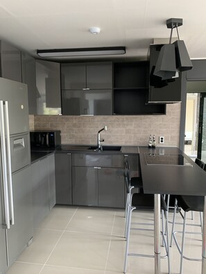 Casa adosada Premium, 2 habitaciones, vistas a la montaña (Terraced resort pension with outdoor) | Cocina privada | Frigorífico grande, microondas, cafetera o tetera y hervidor eléctrico