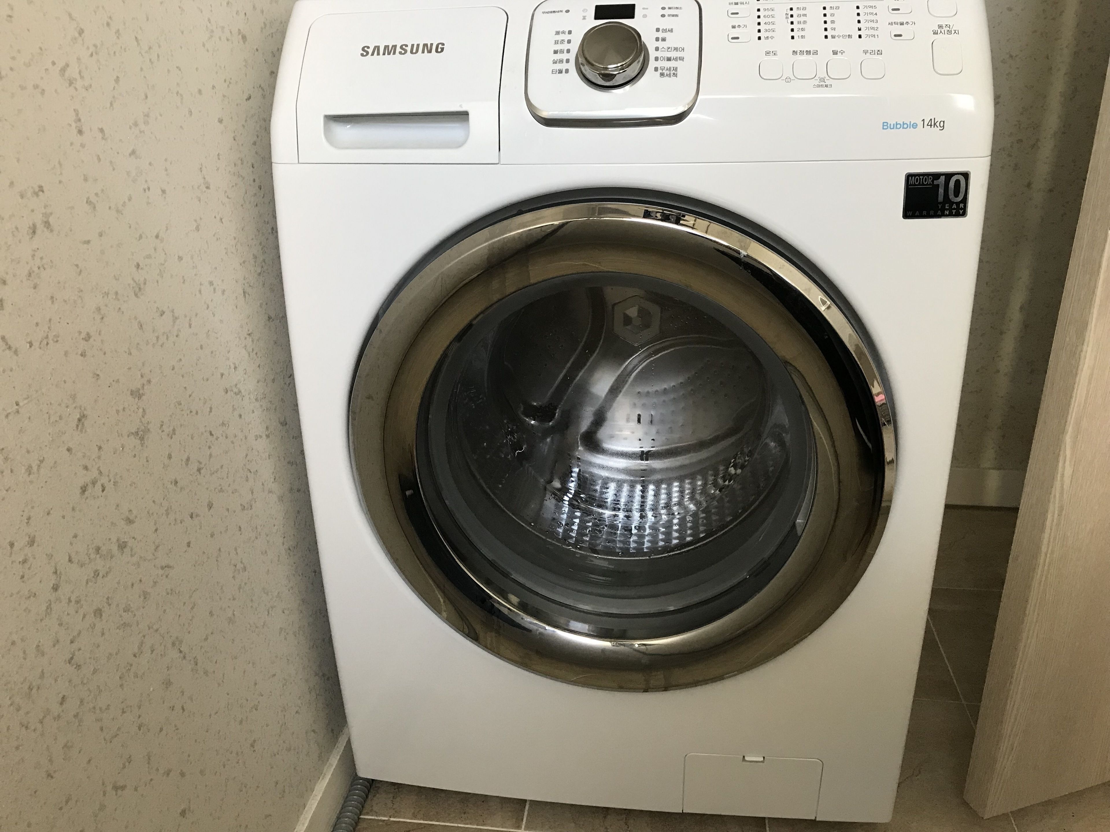 Una lavadora Samsung con garantía de 10 años para el motor, un panel de control y una capacidad de 14 kg.