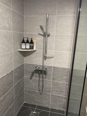 Terraced resort pension with deck & mountain view | Bathroom shower - Terrace Hill Resort (Jeju City)