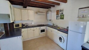 A compact kitchen with a washing machine, a refrigerator, and a microwave. - The Signals - Character cottage, peaceful location, walking distance restaurants (Pluviers)