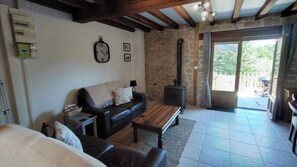 Fernseher, Kamin, DVD-Player, Bücher