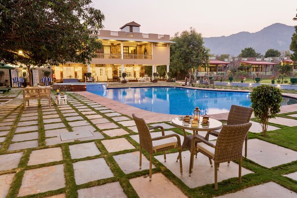 Una piscina al aire libre