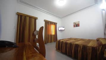 Habitación individual estándar | Decoración personalizada, muebles diferentes y escritorio