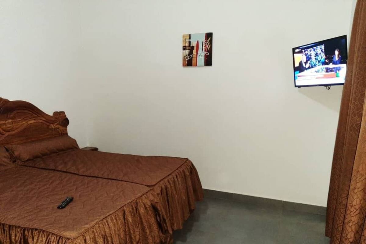 Escritorio, espacio para trabajar con laptop y wifi gratis
