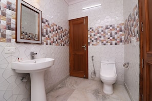 Shower, free toiletries, towels