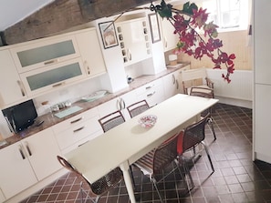 Dining - Belmont House . Coastal self catering holiday home .
 Staithes North Yorkshire ⚓ (Saltburn-by-the-Sea)