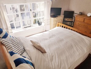 3 室のベッドルーム、デスク、アイロン / アイロン台、WiFi (無料)