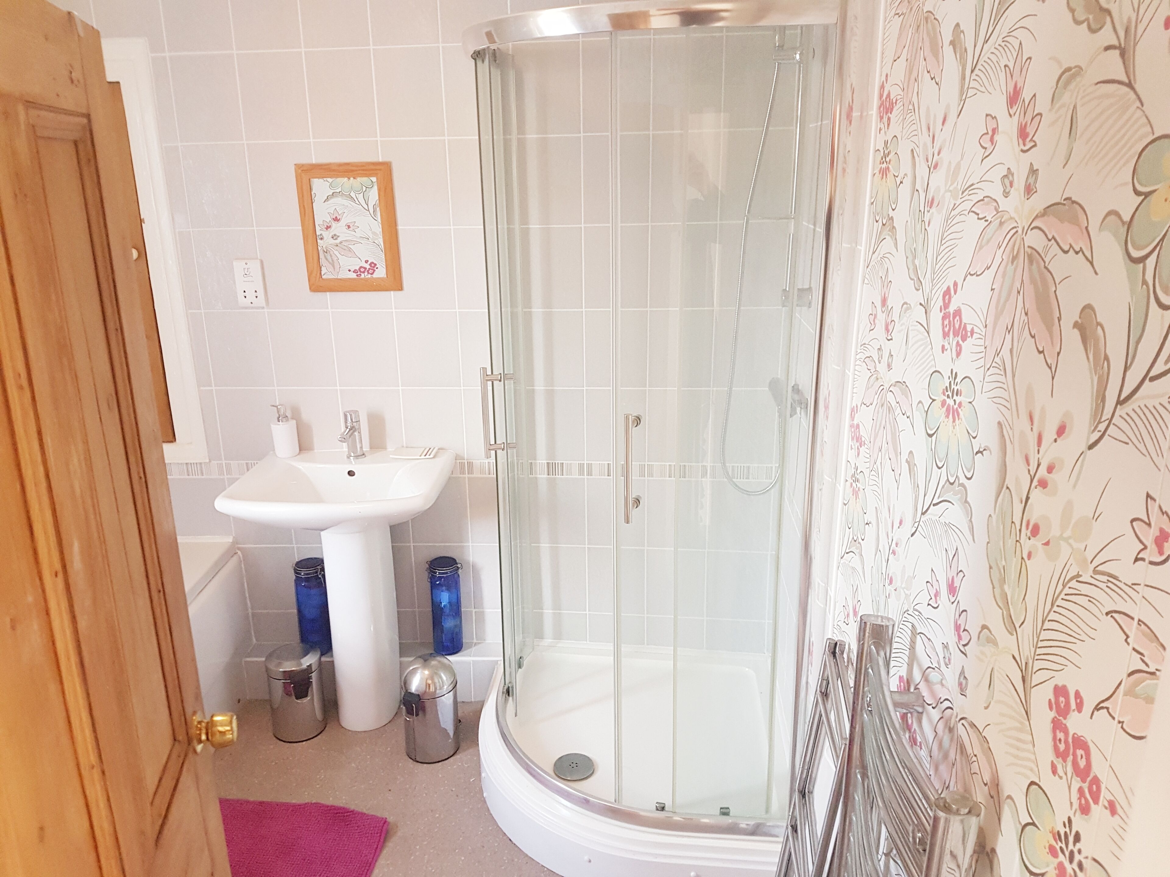 Une salle de bain avec une douche, un lavabo et des toilettes.