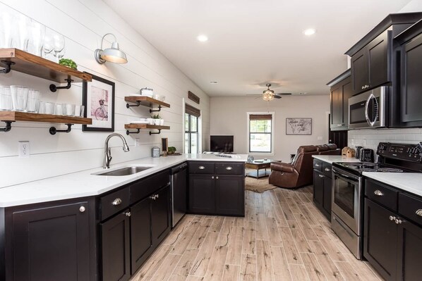 Fridge, microwave, oven, stovetop - Cabin 10 @ Trails Edge (Bella Vista)