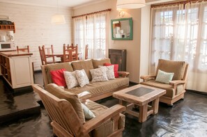 家庭小屋 (up to 7 Guests) | 客廳 | 32 吋智能電視連有線電視頻道、電視、壁爐