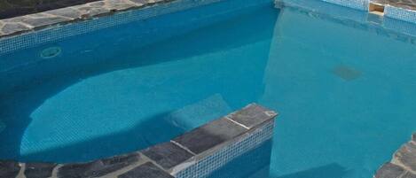 Una piscina al aire libre de temporada