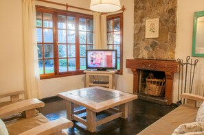 家庭小屋 (up to 8 Guests) | 客廳 | 32 吋智能電視連有線電視頻道、電視、壁爐