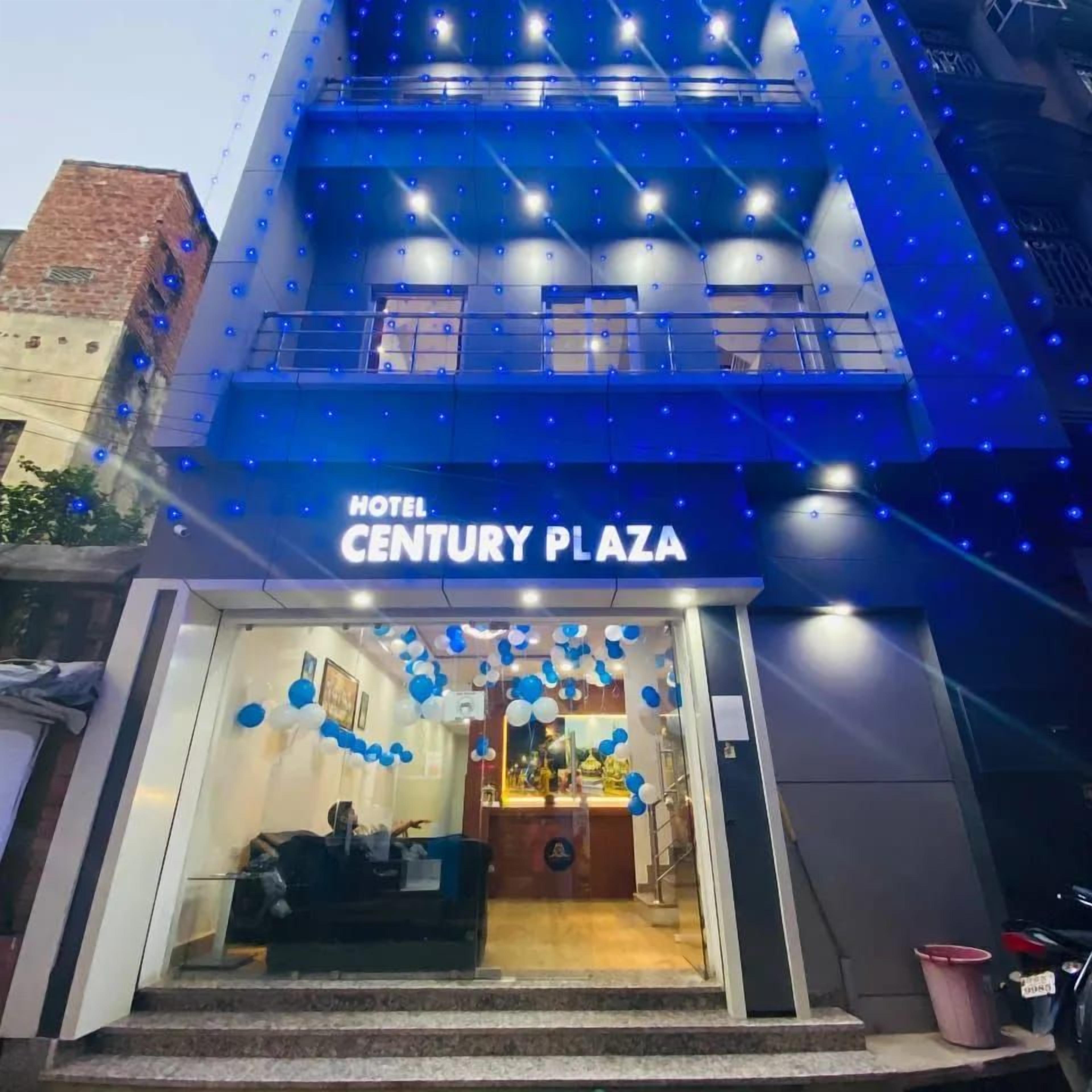 L’entrée d’un hôtel, avec une enseigne indiquant « HÔTEL CENTURY PLAZA ».