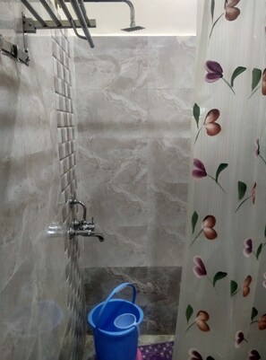 Habitación estándar doble | Ducha del cuarto de baño