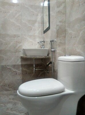 Deluxe Double Room | Bathroom | Shower, towels - The Century Plaza Hotel (Varanasi)