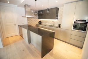 Kjøleskap, mikrobølgeovn, ovn og kokeplater