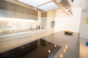 Fridge, microwave, oven, stovetop - City Point Reykjavik Center (Reykjavik)