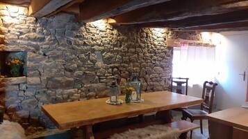 Romantic Room | Peralatan tempat tidur premium, dihias secara berasingan