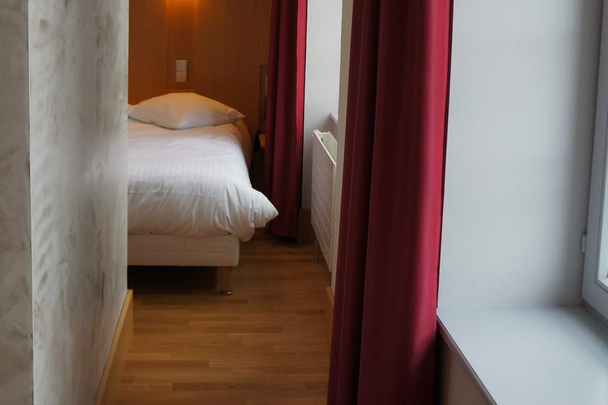 Blackout drapes, soundproofing, free cribs/infant beds, free WiFi