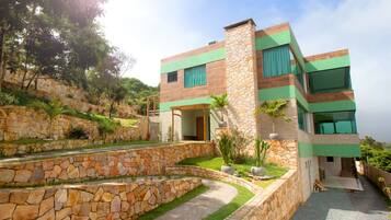 Mặt tiền nơi lưu trú