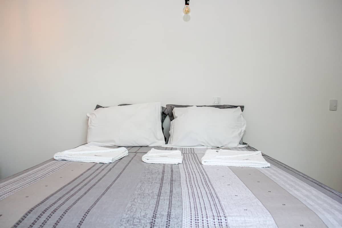 Suite com Cama Qeen Size 207 | 迷你吧、免費 Wi-Fi、床單