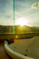 Suíte, Master com Lareira e Hidromassagem | Banheira de hidromassagem