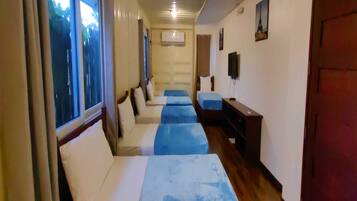 Family Studio Suite | Desk, laptop workspace, blackout curtains, free WiFi