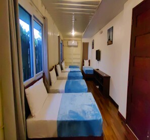 Studio Suite dành cho gia đình | Bàn, khu vực làm việc phù hợp cho laptop, màn/rèm cản sáng 