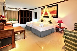 3-Bedroom Deluxe Suite 106 | Decoración personalizada y espacio para trabajar con laptop 