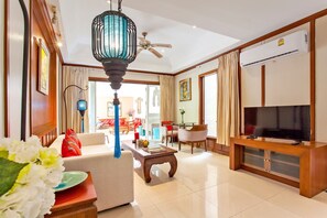 3-Bedroom Royal Villa Private Pool 105 | Salle de séjour | Télévision à écran plat de 32 pouces avec chaînes par câble, télévision